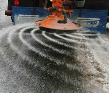 Streusalz wird von Maschine verteilt